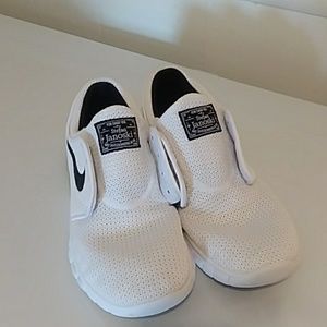 Nike air tennis shoes.